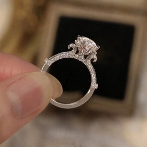 Retro Design Round Cut Moissanite Ring