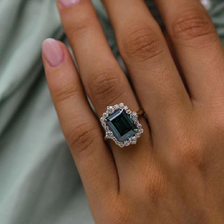 Vintage Design Natural Emerald Engagement Ring in 14k white gold for sale  (GR-5308)