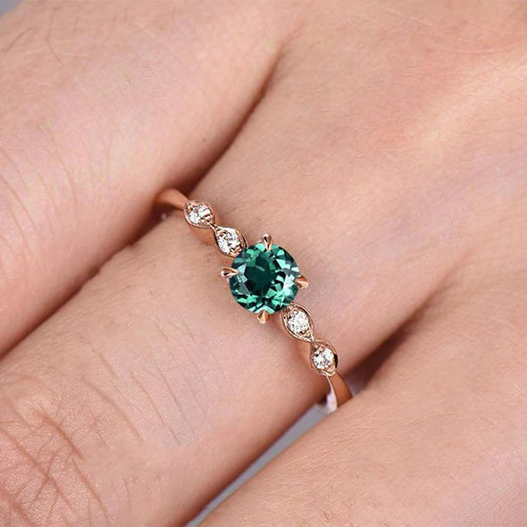 Exquisite Emerald Green Round Cut Engagement Ring