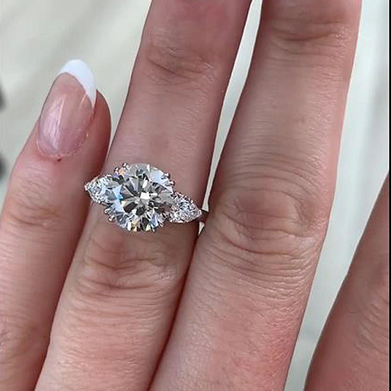 Round with pear side stones outlet